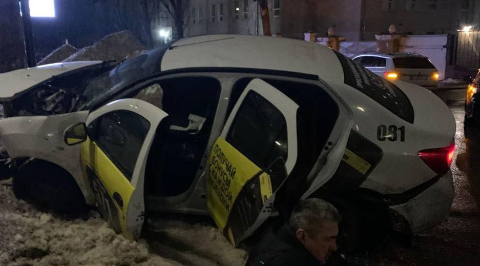 Пьяное ДТП в Киеве: водитель такси поломал ноги и ребра, фото
