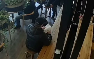 В столице воры «обчистили» посетителя кафе, видео