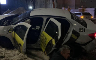 Пьяное ДТП в Киеве: водитель такси поломал ноги и ребра, фото