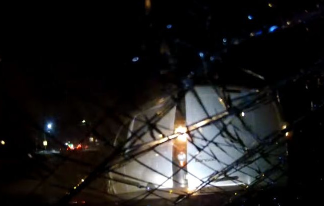 Набросился с лопатой: под Львовом пьяный водитель разбил машину копов, видео