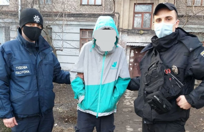 У Запоріжжі судові охоронці затримали чоловіка, який намагався вкрасти телекомунікаційний кабель