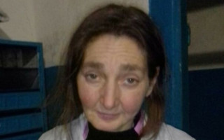 Поселилась на чердаке: под Киевом ищут родственников женщины в медицинском халате, фото