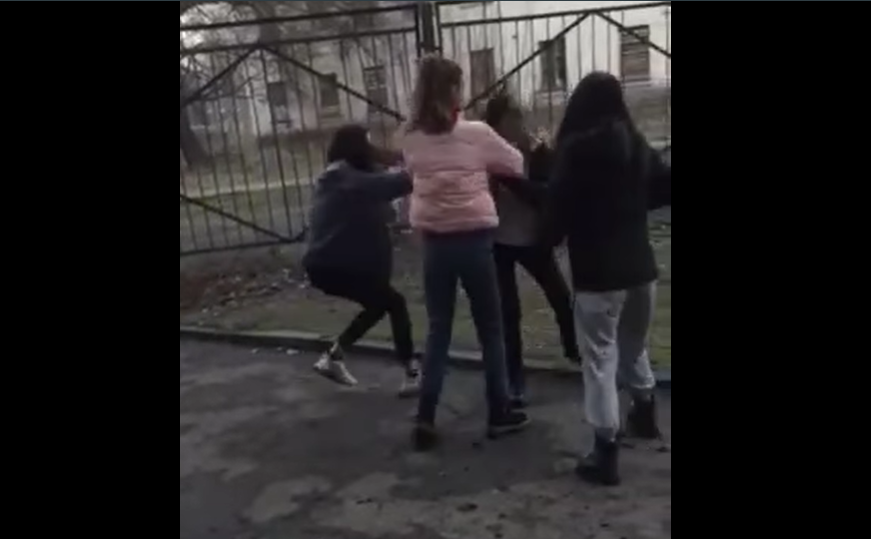 В Кривом Роге школьницы учинили расправу над сверстницей из-за парня: видео