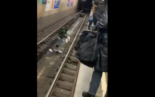 В киевском метро мужчина упал на рельсы, видео