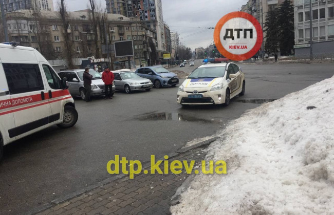 В Киеве пьяный таксист снес магазин