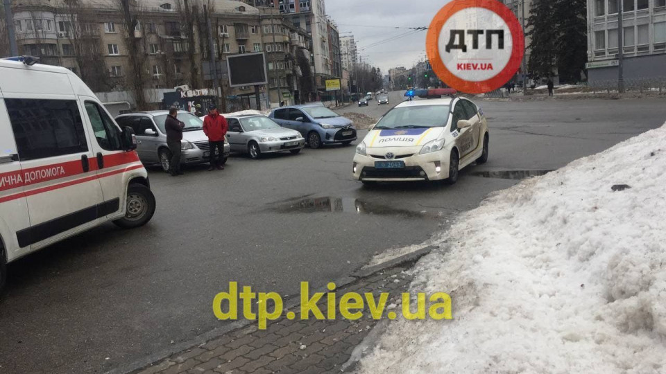 В Киеве пьяный таксист снес магазин