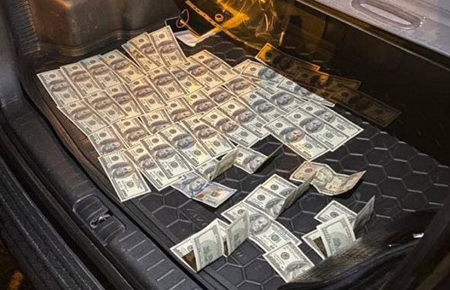 Валютний хабар за розміщення зарядних станцій: двох посадовців Деснянської РДА викрито «на гарячому»