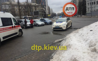 В Киеве пьяный таксист снес магазин