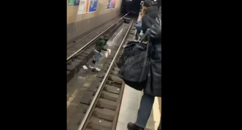 В киевском метро мужчина упал на рельсы, видео