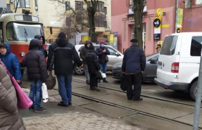 Заблокировал движение трамваев: киевлян возмутил «герой парковки» на Volkswagen, фото