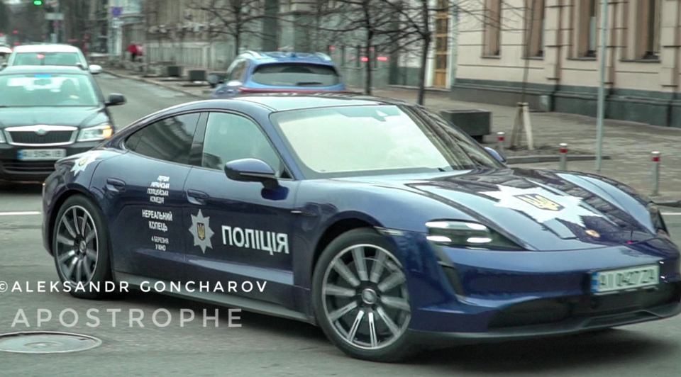 В Украине заметили полицейский Porsche Taycan