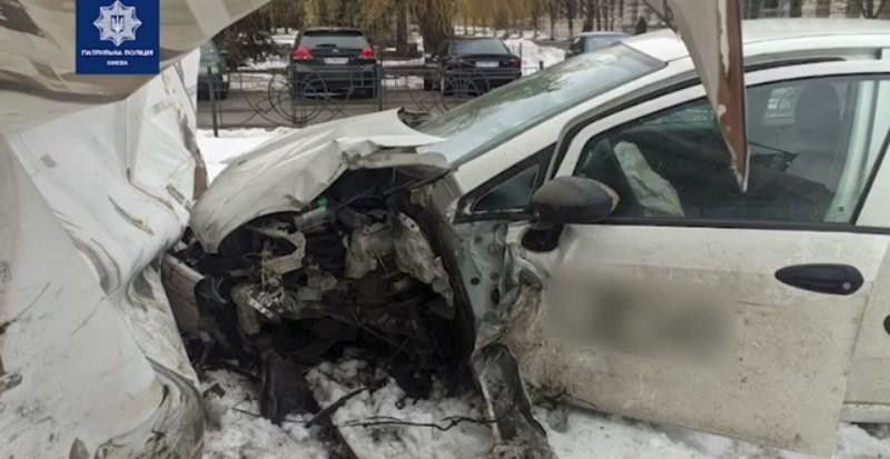 В Киеве пьяный водитель автомобиля врезался в здание