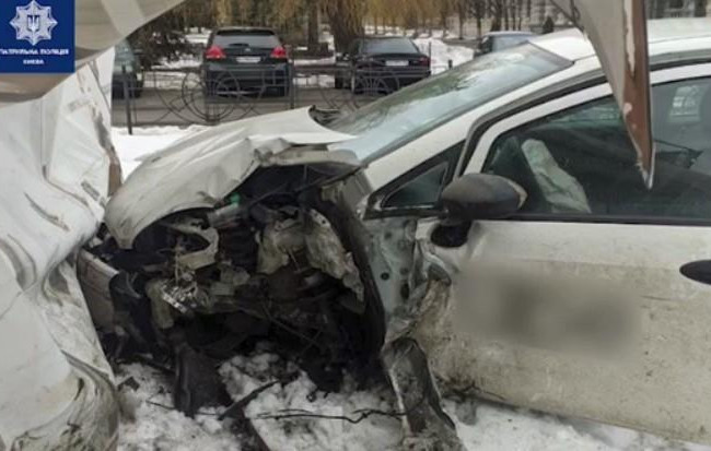 В Киеве пьяный водитель автомобиля врезался в здание
