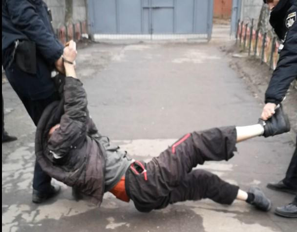 У Сумській області двом поліцейським повідомили про підозру в застосуванні насильства при затриманні