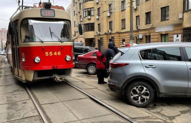 В Киеве «герой парковки» снова заблокировал движение трамваев, фото