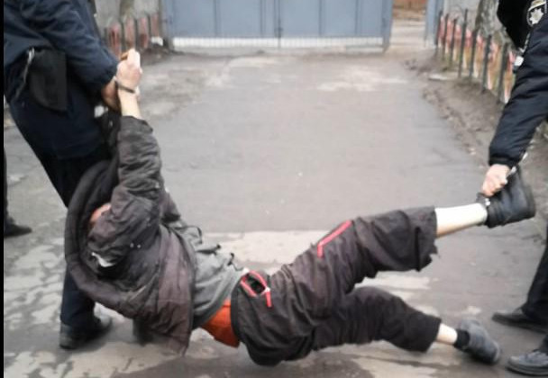 На Сумщині оголосили підозру патрульним через побиття затриманого