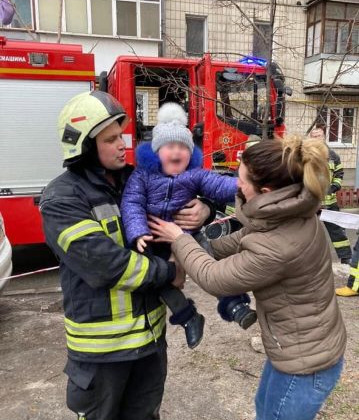 На Новой Дарнице в Киеве произошел пожар в многоэтажке