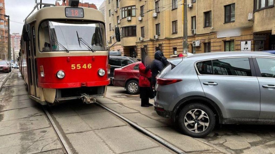 В Киеве «герой парковки» снова заблокировал движение трамваев, фото