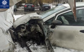 В Киеве пьяный водитель автомобиля врезался в здание