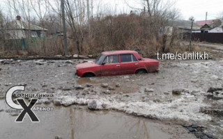 В Харькове автомобиль утонул в грязи, фото
