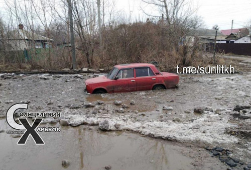 В Харькове автомобиль утонул в грязи, фото