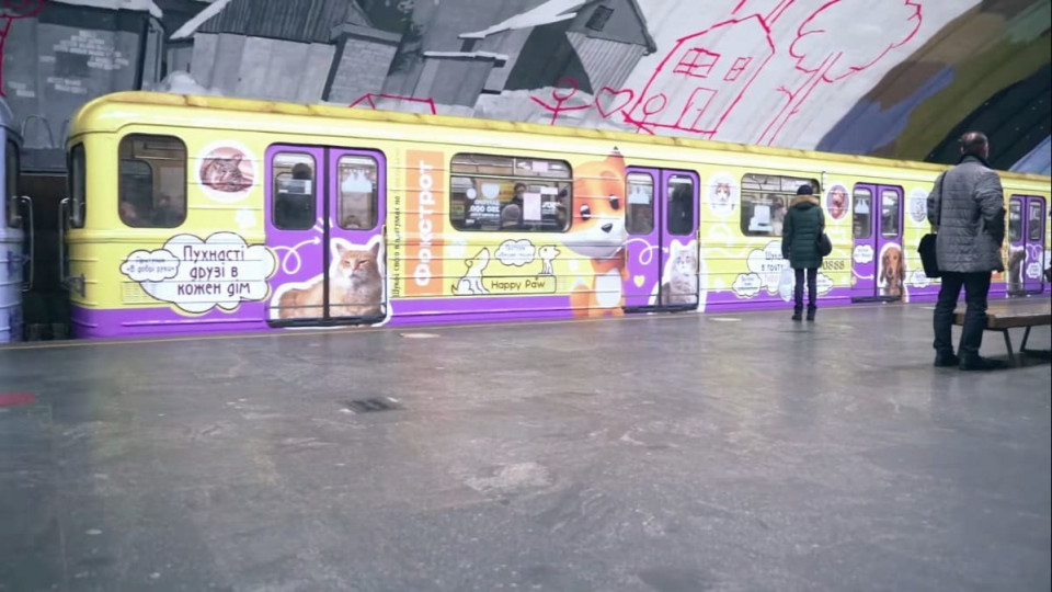 В столичном метро появился необычный вагон с изображениями котов и собак: фото