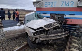 В Донецкой области поезд протаранил авто