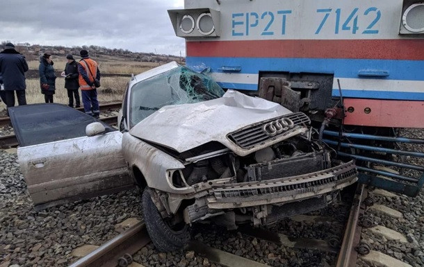 В Донецкой области поезд протаранил авто