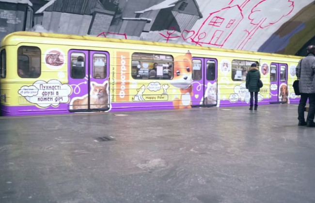 В столичном метро появился необычный вагон с изображениями котов и собак: фото