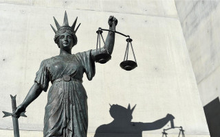 Чи потрібно повідомляти іноземного суб’єкта господарювання про кожне наступне судове засідання