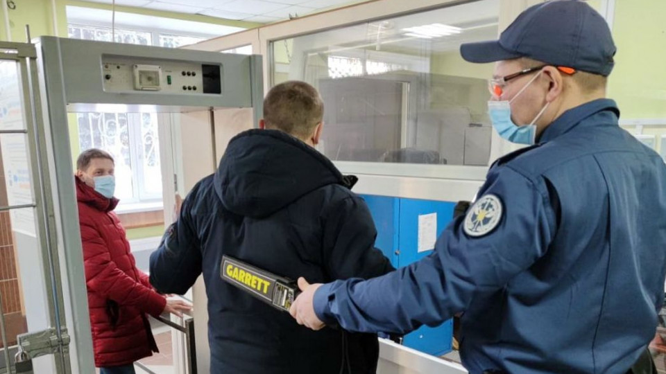 Понад 10 тисяч за місяць: українці частіше намагались пронести заборонені предмети до органів судової влади