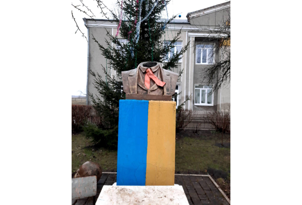 На Івано-Франківщині невідомі «відрізали» голову пам’ятнику Шевченку
