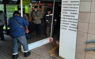 У спальному районі Києва біля метро масово зносять МАФи