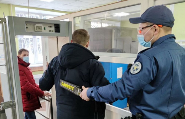 Понад 10 тисяч за місяць: українці частіше намагались пронести заборонені предмети до органів судової влади