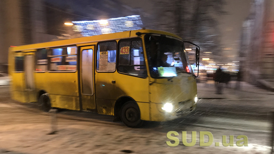 В Киеве у маршрутки на полном ходу отлетело колесо: фото