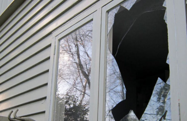 Истец не добился отвода судьи и разбил в суде окна