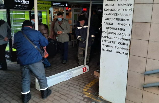 У спальному районі Києва біля метро масово зносять МАФи