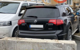 Заблокировали бетонным блоком: в Киеве наказали «героя парковки», фото