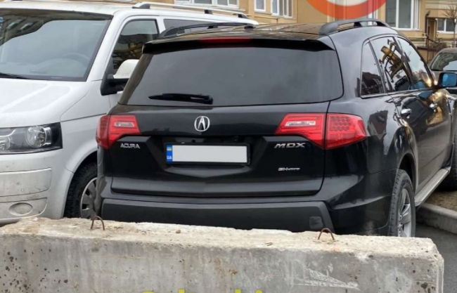 Заблокировали бетонным блоком: в Киеве наказали «героя парковки», фото