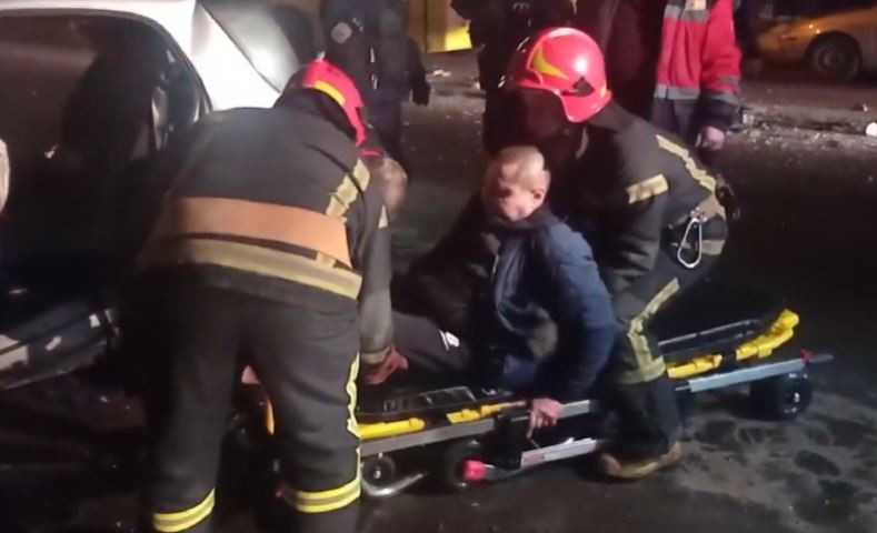 В Киеве водитель Smart влетел в маршрутку и застрял в своем авто