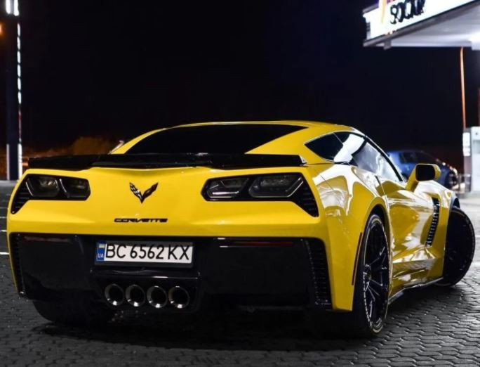 В Украине заметили мощный суперкар Chevrolet Corvette