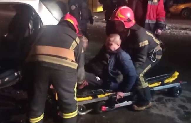 В Киеве водитель Smart влетел в маршрутку и застрял в своем авто