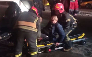 В Киеве водитель Smart влетел в маршрутку и застрял в своем авто