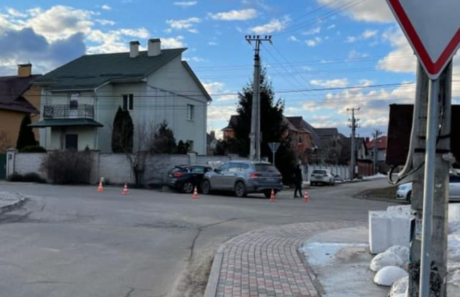 Под Киевом на перекрестке не разминулись два внедорожника, фото