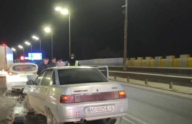 Не заметил автомобиль: в Киеве Lada влетела в Nissan, фото