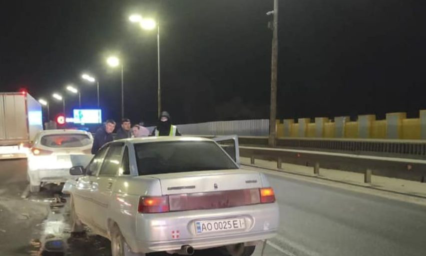 Не заметил автомобиль: в Киеве Lada влетела в Nissan, фото