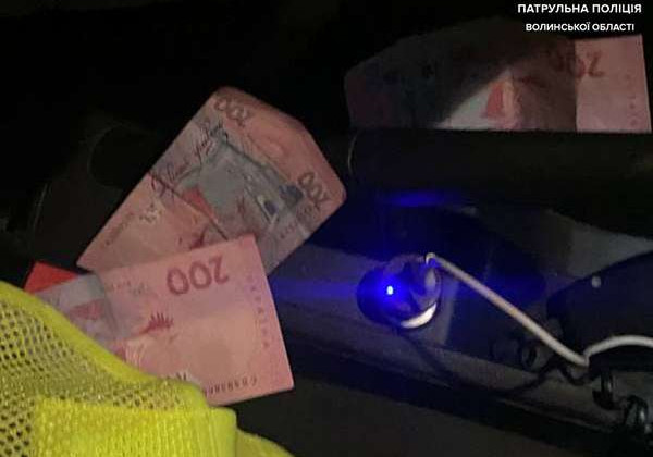 У Луцьку п'яний порушник закинув в авто патрульних 600 грн
