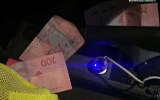 У Луцьку п'яний порушник закинув в авто патрульних 600 грн