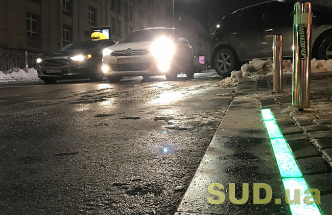 В Киеве из-за открытого люка пострадал таксист: видео