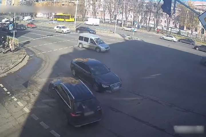 У центрі Києва водій з ознакам наркотичного сп'яніння влаштував ДТП, відео
